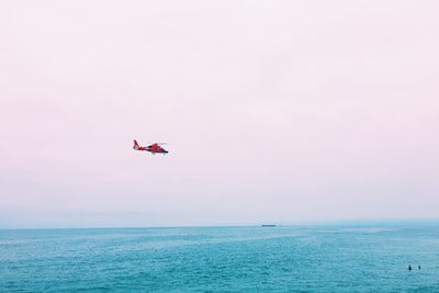 红色飞机在半空中海拔
